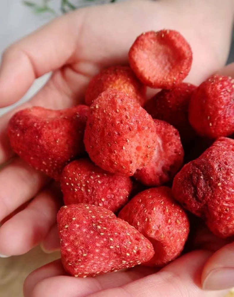 What are the nutrients of dried strawberries